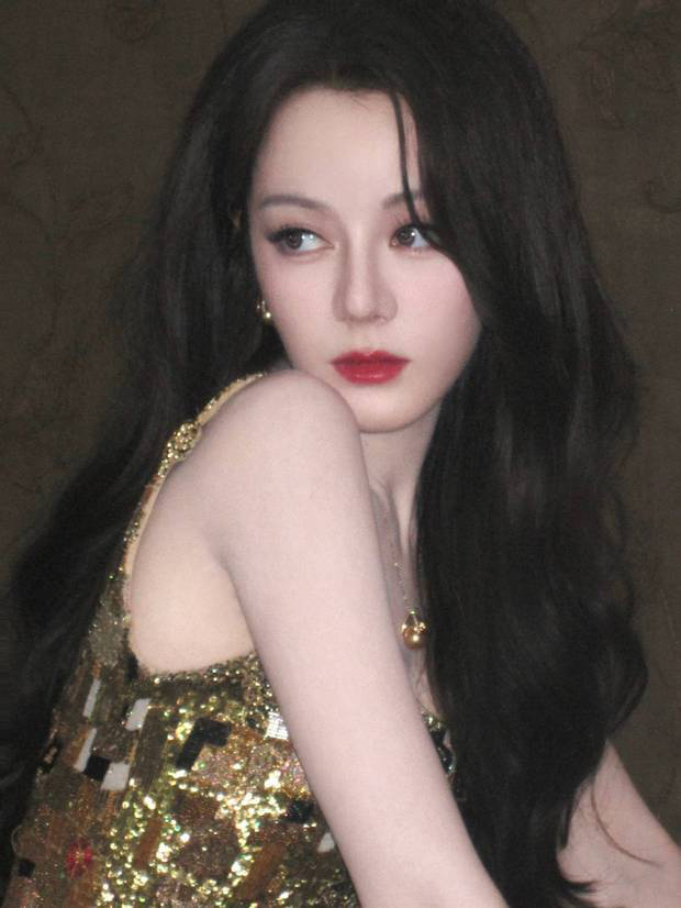 迪丽热巴穿鎏金闪片吊带裙光彩照人 -11