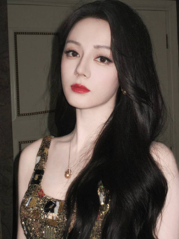 迪丽热巴穿鎏金闪片吊带裙光彩照人 -13