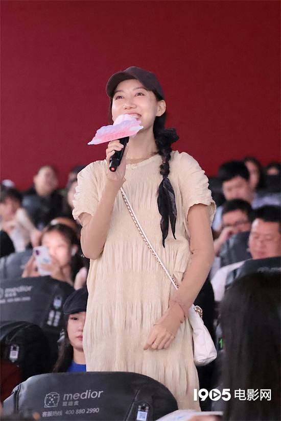 《有朵云像你》首映礼 屈楚萧、王子文盛装出席 -4