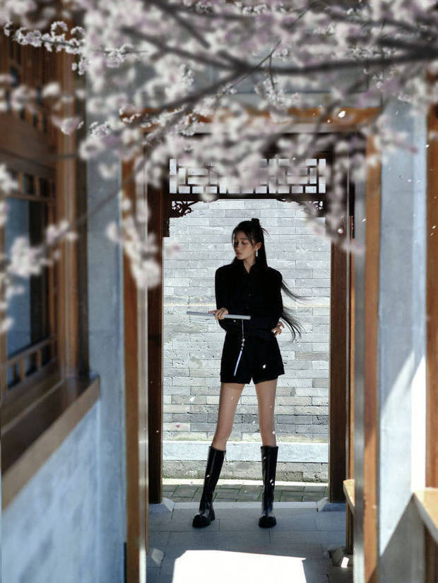 关晓彤穿黑色新中式服饰飒爽清冷 -7