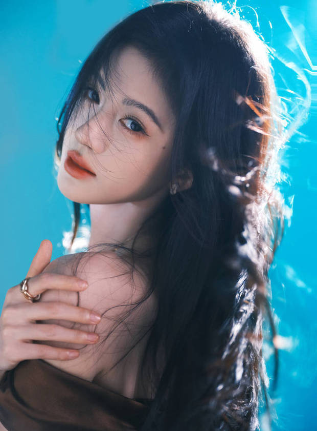 鞠婧祎一袭流光抹胸裙氛围感超绝 -1