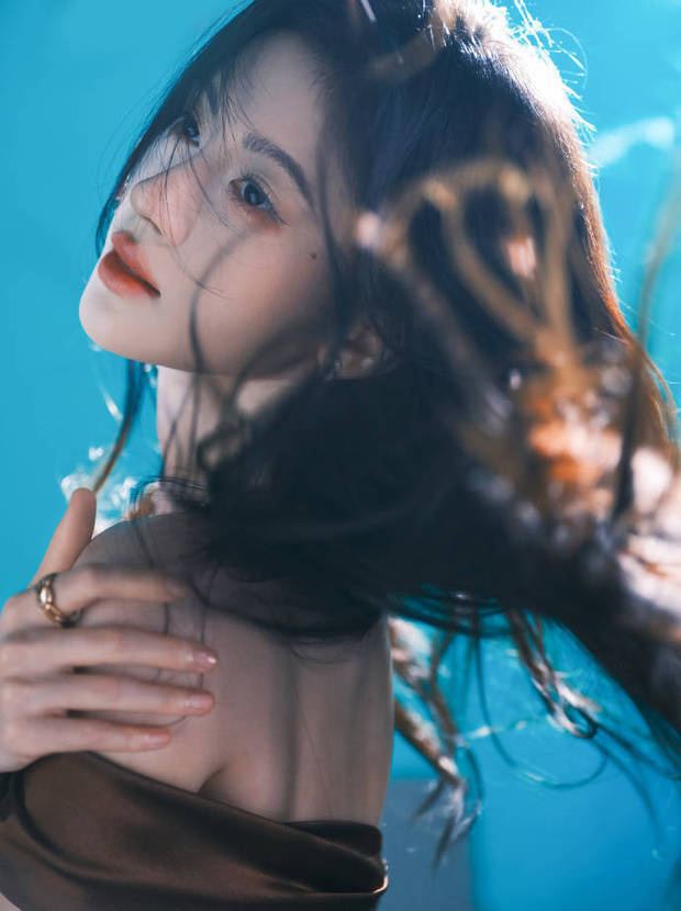 鞠婧祎一袭流光抹胸裙氛围感超绝 -4