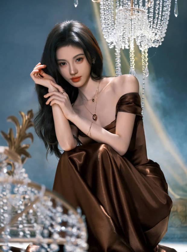 鞠婧祎一袭流光抹胸裙氛围感超绝 -6
