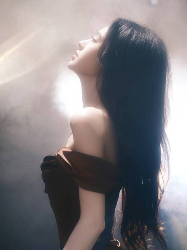 鞠婧祎一袭流光抹胸裙氛围感超绝 -3