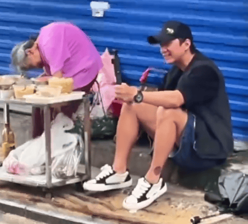 邓超现身南昌买一毛钱奶奶凉菜 夸奶奶“像花儿一样年轻” -1
