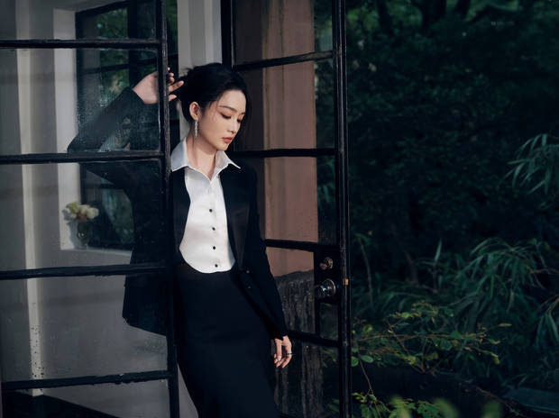 李沁穿黑色拖地西服裙 华丽大气！ -1