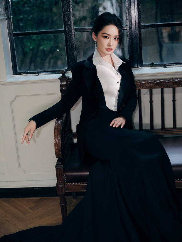 李沁穿黑色拖地西服裙 华丽大气！ -9