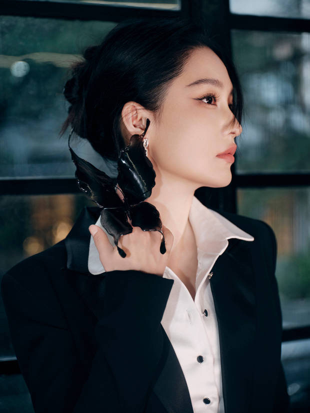 李沁穿黑色拖地西服裙 华丽大气！ -6