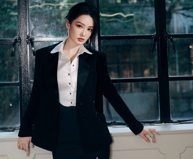 李沁穿黑色拖地西服裙 华丽大气！ -8