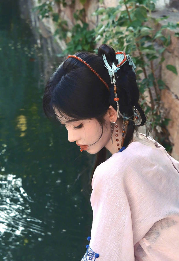 鞠婧祎穿粉色襦裙俏皮灵动 嘟嘴甜笑尽显娇憨可人 -1
