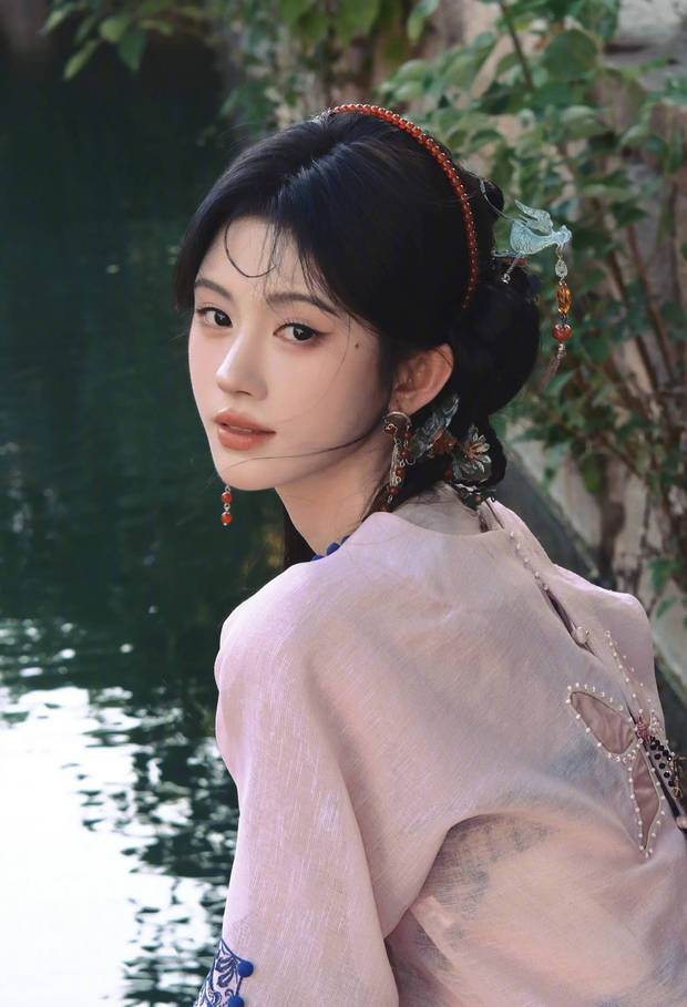 鞠婧祎穿粉色襦裙俏皮灵动 嘟嘴甜笑尽显娇憨可人 -3