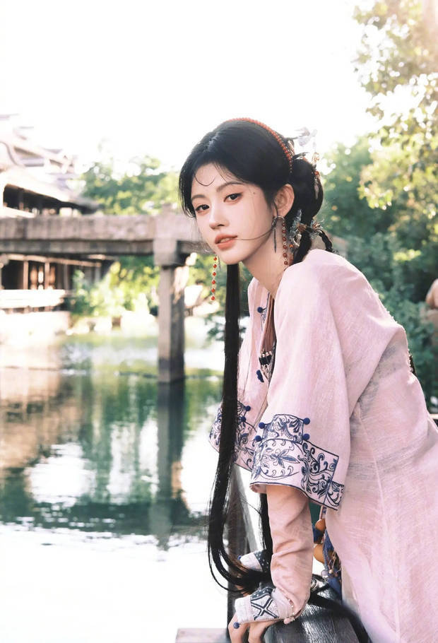 鞠婧祎穿粉色襦裙俏皮灵动 嘟嘴甜笑尽显娇憨可人 -2