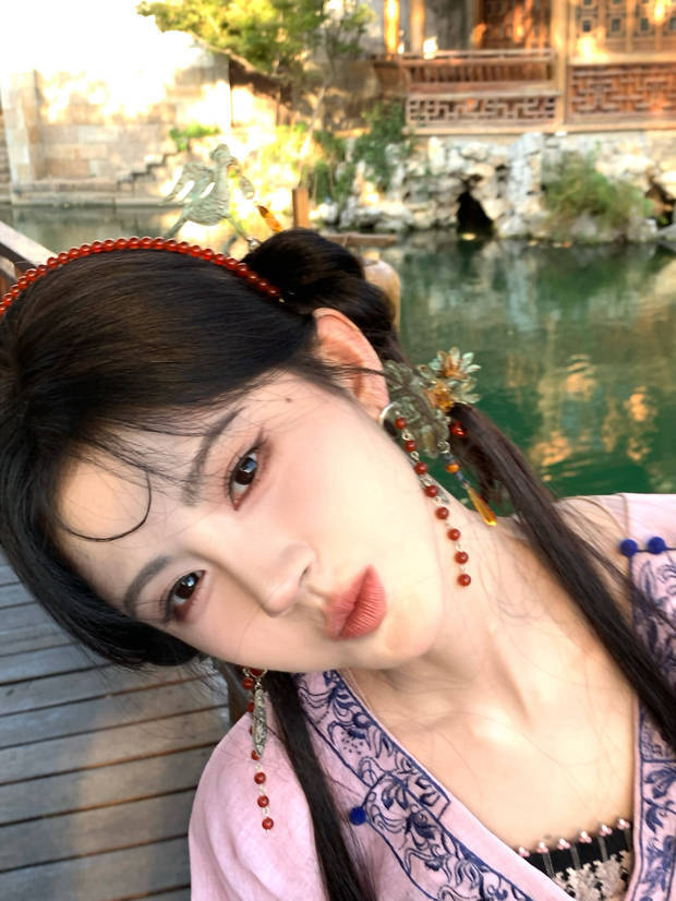 鞠婧祎穿粉色襦裙俏皮灵动 嘟嘴甜笑尽显娇憨可人 -6