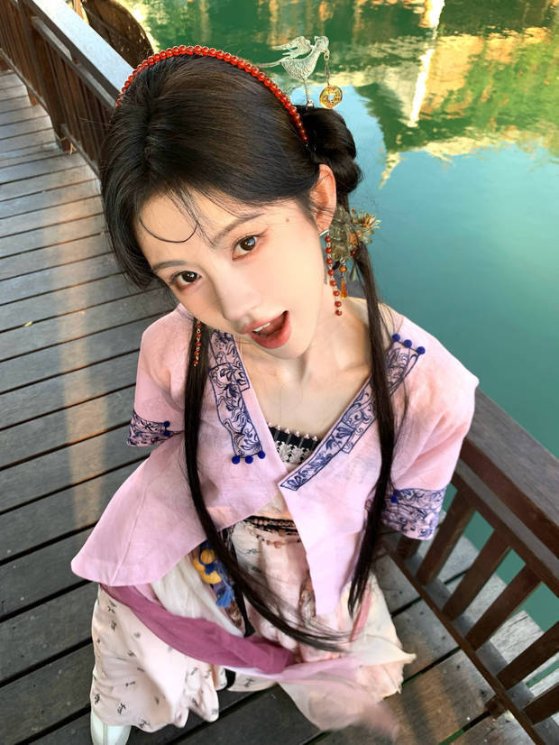 鞠婧祎穿粉色襦裙俏皮灵动 嘟嘴甜笑尽显娇憨可人 -7