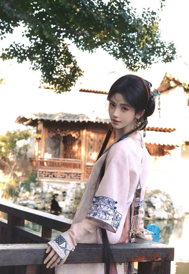 鞠婧祎穿粉色襦裙俏皮灵动 嘟嘴甜笑尽显娇憨可人 -4