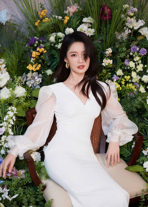 李沁穿白色礼服笑容明艳 -4