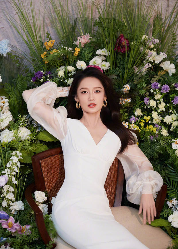 李沁穿白色礼服笑容明艳 -6