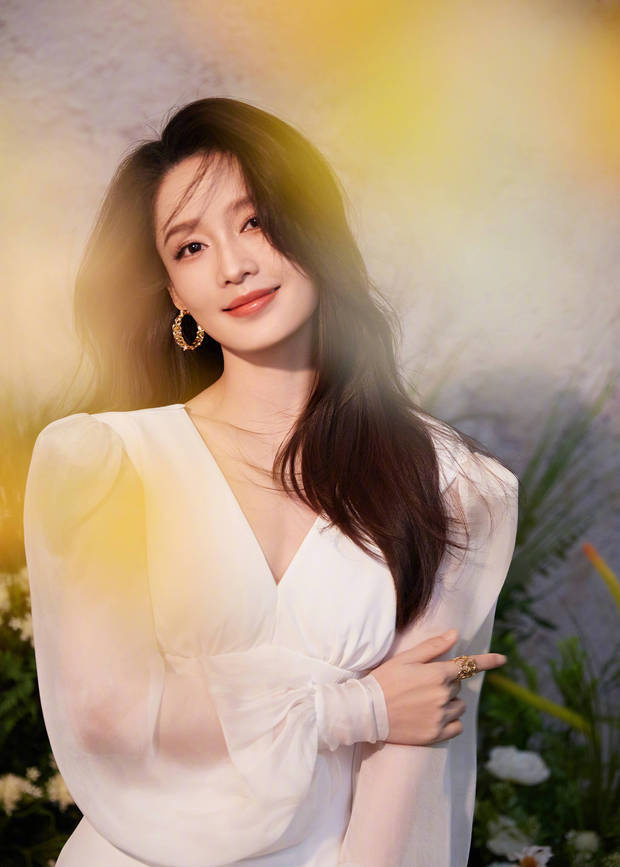 李沁穿白色礼服笑容明艳 -1
