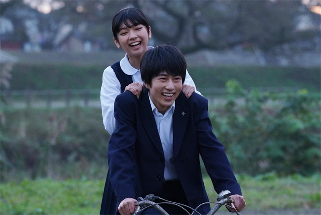《平场之月》曝预告 堺雅人演绎中年“花束恋爱” -2