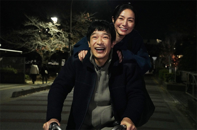《平场之月》曝预告 堺雅人演绎中年“花束恋爱” -1
