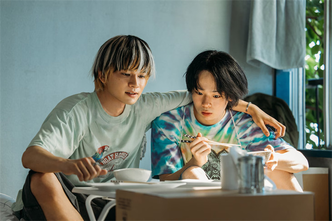 《愚者的身份》曝剧照 绫野刚木南晴夏灯下约会！ -1