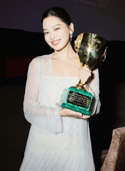 辛芷蕾称收到女演员们集体送祝福：我们之间的氛围都很好 -1