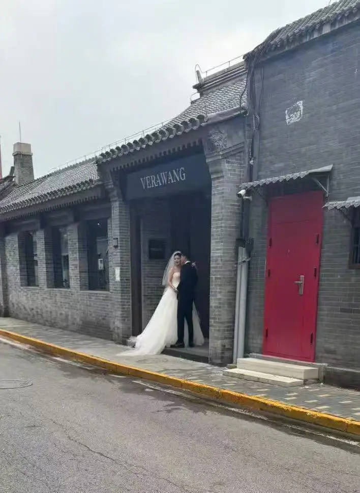 徐冬冬与尹子维在北京胡同试穿婚纱被偶遇！ -1