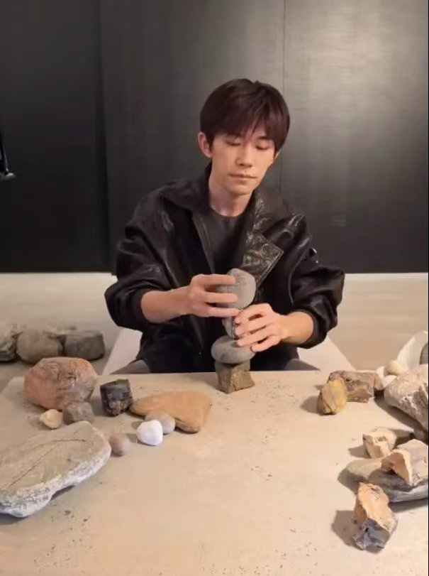 易烊千玺直播垒石头 17分钟观看量破千万 -2