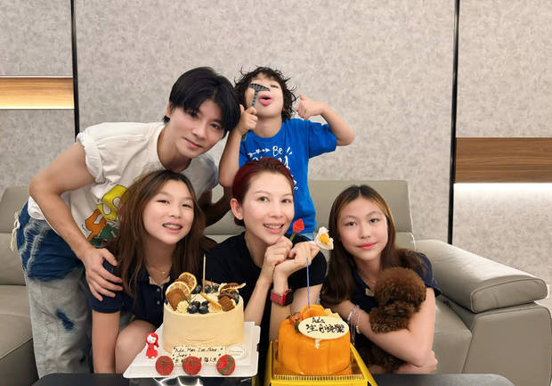 蔡少芬生日幸福满溢！张晋晒全家福甜蜜庆生，夫妻恩爱搞怪乐翻天。 -1