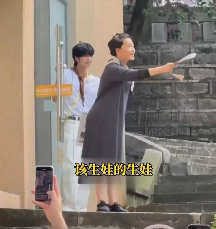 何赛飞暖心喊话粉丝：要过好自己的生活！除了追星，该恋爱就恋爱 -1