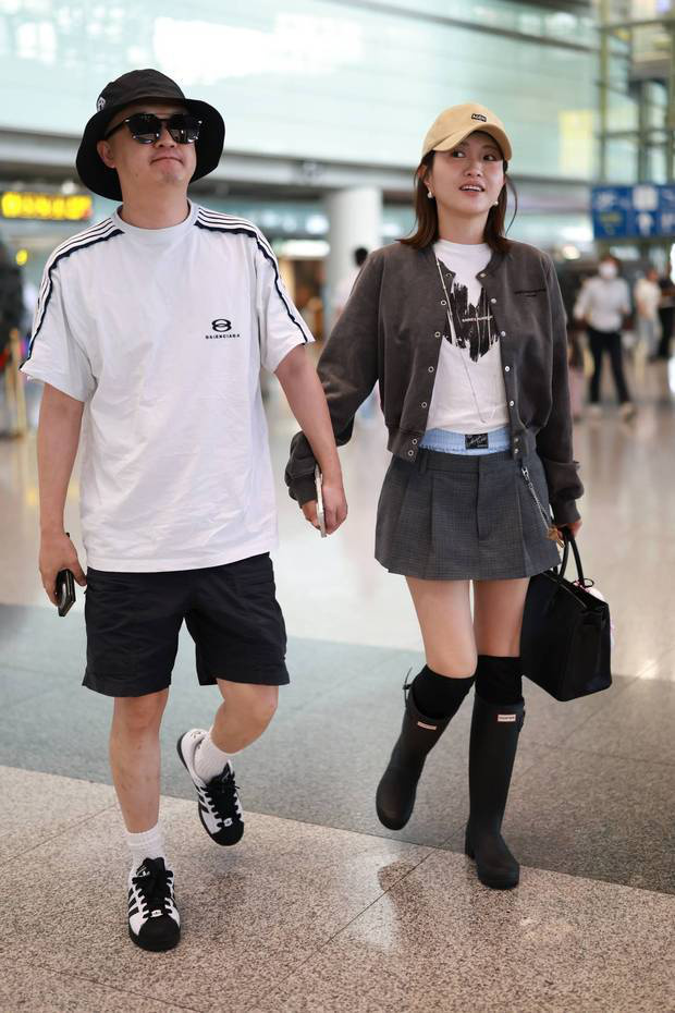 包贝尔夫妇机场黏成“连体婴”！十指紧扣大步走，这波恩爱秀得狠狠幸福 -4