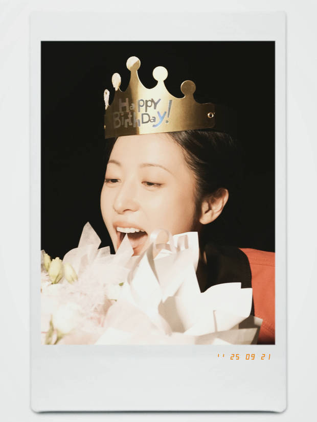 周雨彤分享31岁生日照！手捧鲜花笑容灿烂，温暖治愈状态满分 -1