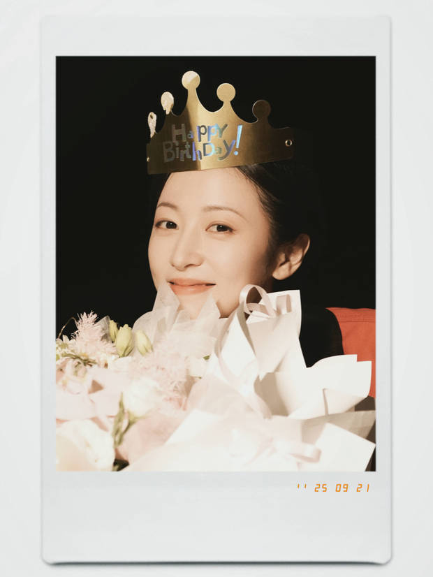 周雨彤分享31岁生日照！手捧鲜花笑容灿烂，温暖治愈状态满分 -3