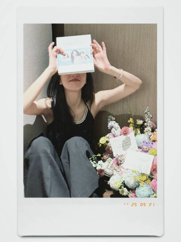 周雨彤分享31岁生日照！手捧鲜花笑容灿烂，温暖治愈状态满分 -6