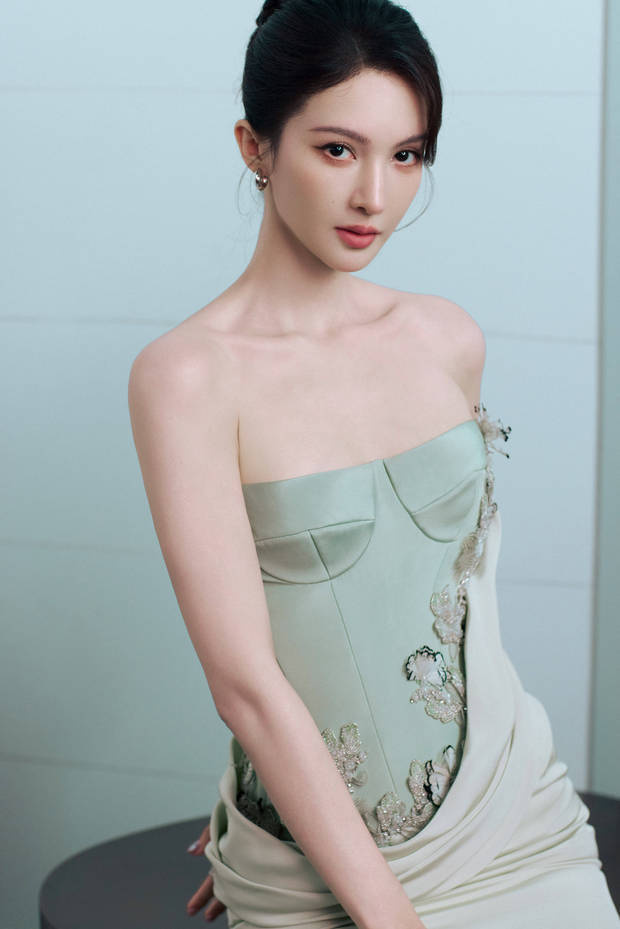 金晨一袭浅绿抹胸清新优雅！盘发造型温婉动人，身材纤细气质出众 -3