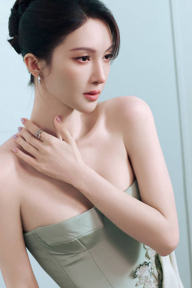 金晨一袭浅绿抹胸清新优雅！盘发造型温婉动人，身材纤细气质出众 -6