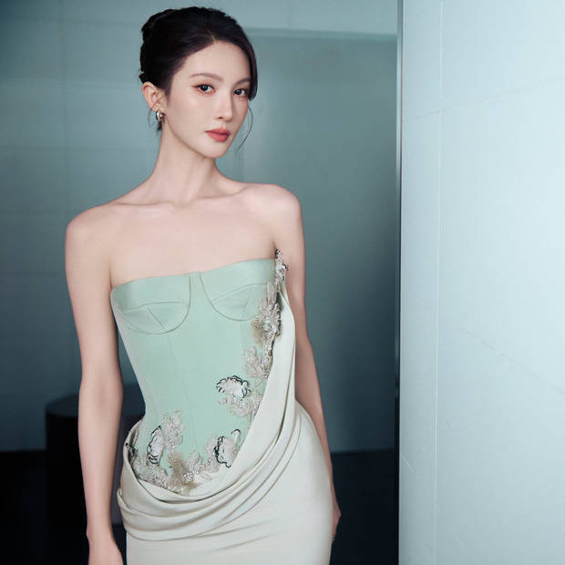 金晨一袭浅绿抹胸清新优雅！盘发造型温婉动人，身材纤细气质出众 -8