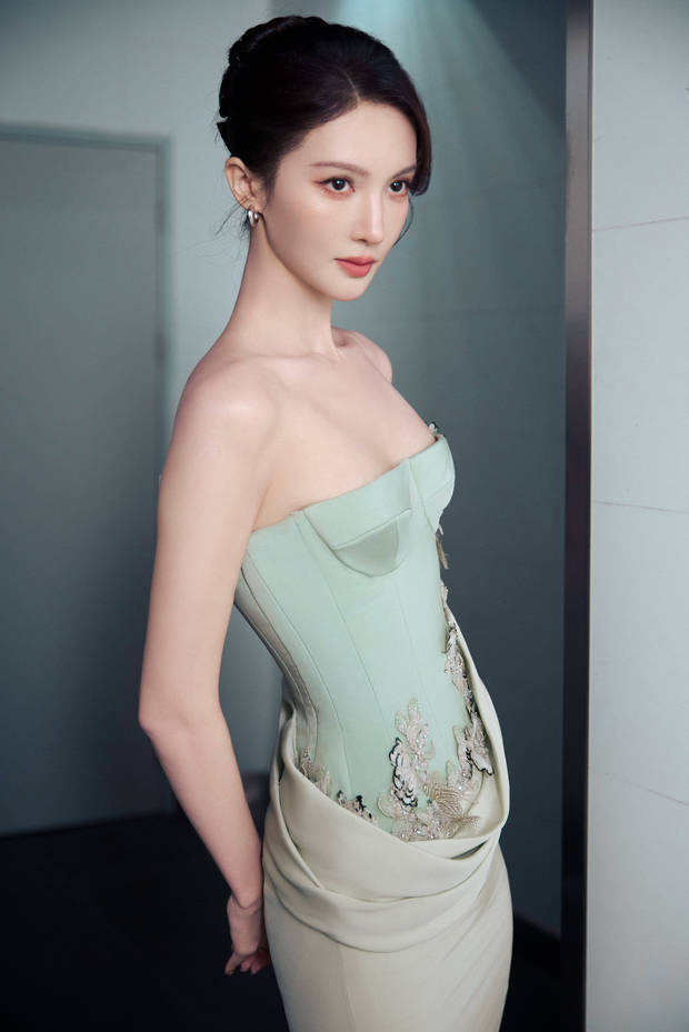 金晨一袭浅绿抹胸清新优雅！盘发造型温婉动人，身材纤细气质出众 -1
