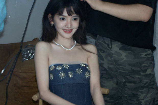 章若楠蓝色抹胸造型甜度满分！珍珠项链点缀尽显灵动少女感 -3