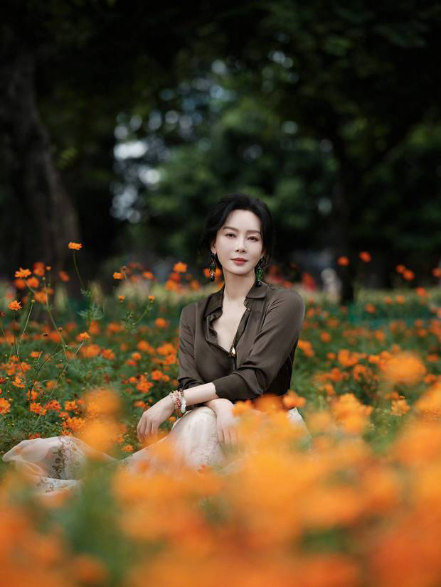 陈数秋日田园风美照释出，邂逅花海温柔如画，尽显知性优雅气质 -1