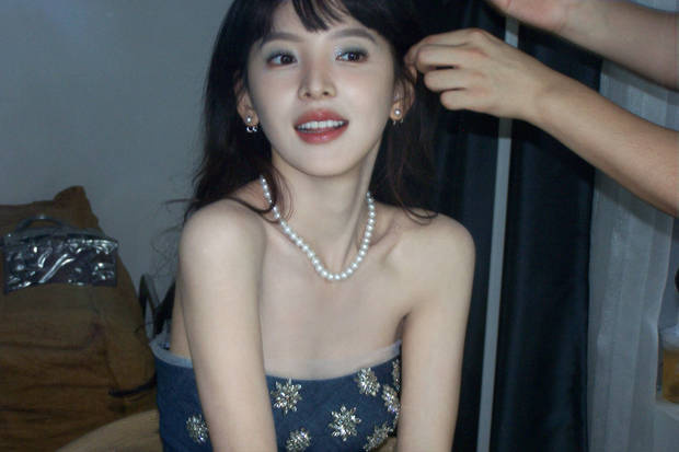 章若楠蓝色抹胸造型甜度满分！珍珠项链点缀尽显灵动少女感 -4