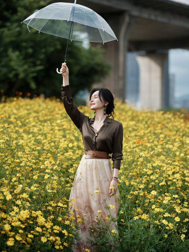 陈数秋日田园风美照释出，邂逅花海温柔如画，尽显知性优雅气质 -4