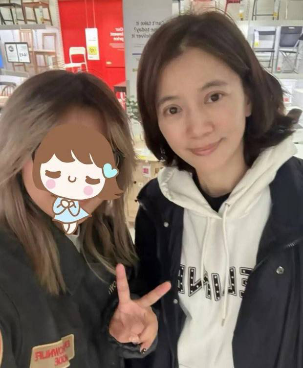 袁咏仪在英国陪儿子读书 背影高瘦状态佳 -2