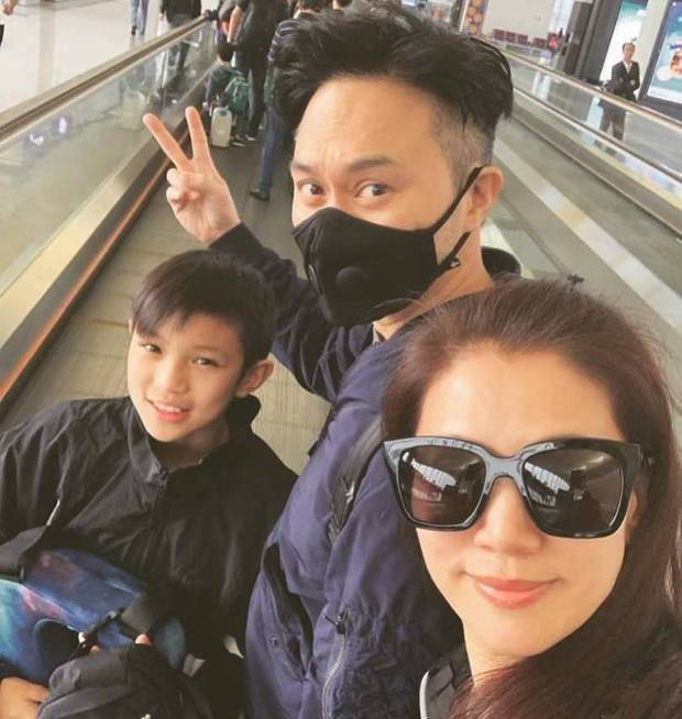 袁咏仪在英国陪儿子读书 背影高瘦状态佳 -5