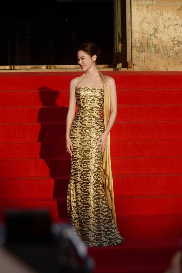 辛芷蕾化身鎏金女王！一袭豹纹鱼尾裙勾勒曼妙曲线，奢华气场全开 -3
