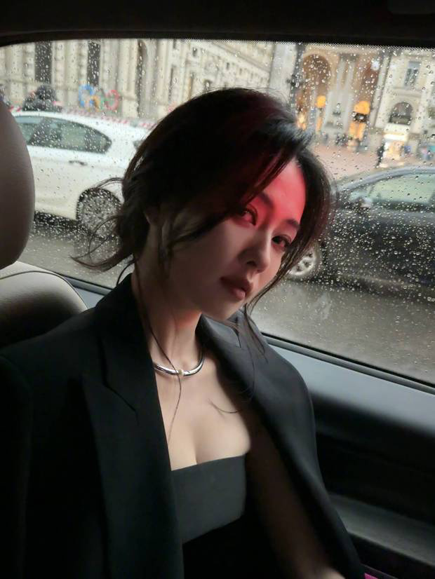 白鹿黑色抹胸礼服优雅贵气 车内摆拍氛围感十足 -8