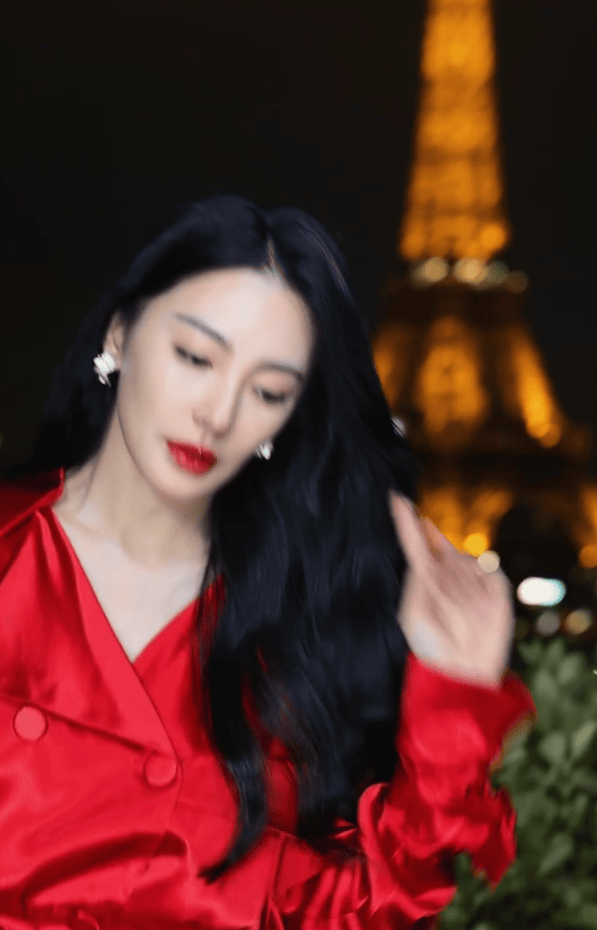 张雨绮巴黎时装周热辣惊艳，一袭红衣搭配黑丝性感迷人 -4