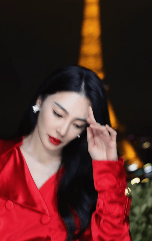 张雨绮巴黎时装周热辣惊艳，一袭红衣搭配黑丝性感迷人 -7