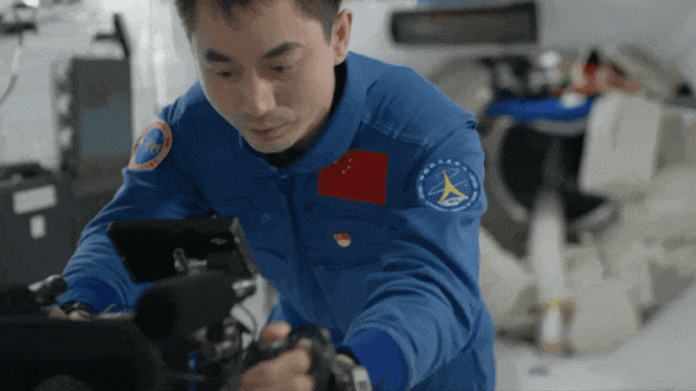 院线上新 | 《窗外是蓝星》：他们把星光揉进人间 -3