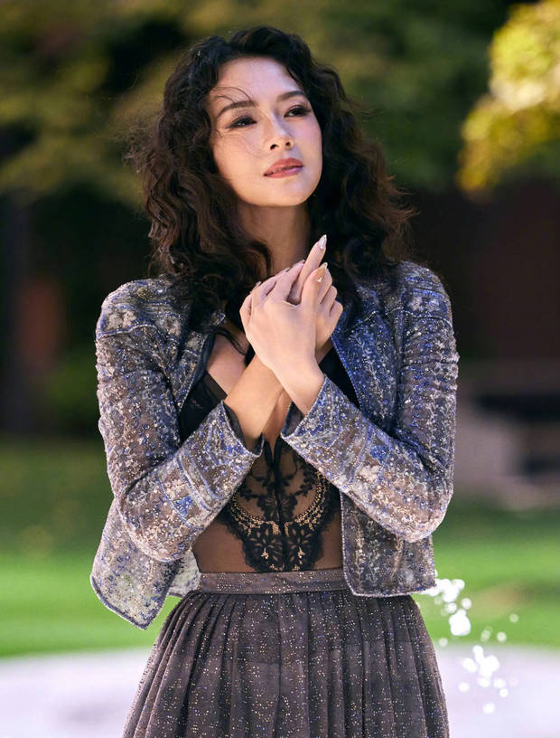 章子怡亮相米兰时装周，晒黑丝透视吊带美照，性感吸睛超抢镜 -5